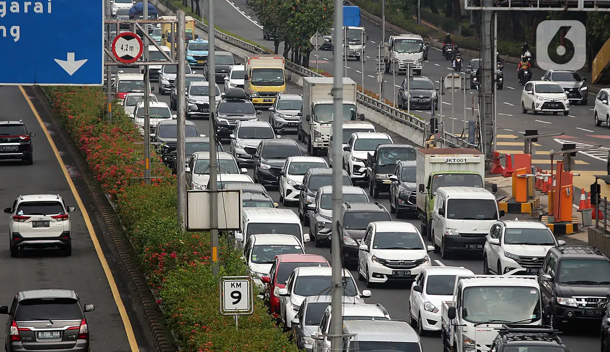 Kendaraan terjebak kemacetan di ruas Tol Dalam Kota, Jalan Gatot Subroto, Jakarta, Selasa (5/4/2022). Direktur Lalu Lintas (Dirlantas) Polda Metro Jaya Kombes Sambodo Purnomo Yogo mengatakan volume kendaraan di Jakarta meningkat hingga 18% selama sepekan terakhir. (Liputan6.com/Johan Tallo)