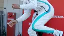 Pembalap Mercedes, Lewis Hamilton turun dari mobilnya usai meraih kemenangan Formula Satu (F1) Grand Pix Jepang di Sirkuit Suzuka, Jepang (7/10). Pembalap Red Bull Racing Max Verstappen meraih posisi ketiga. (AP Photo/Toru Takahashi)