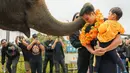Beberapa hari sebelum ke Mekah, Paula dan Baim sempat berkunjung ke Lembang Park Zoo, Bandung. Mereka berfoto bersama gajah. (Foto: Instagram/ baimwong)