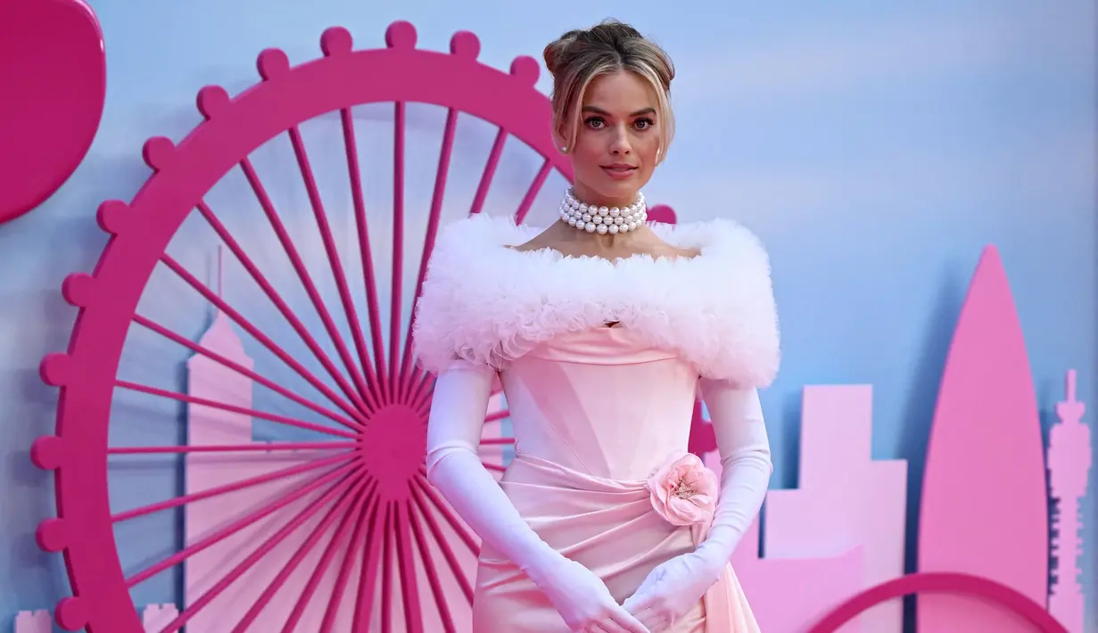 Margot Robbie berpose di karpet merah muda setibanya untuk pemutaran perdana Eropa Film "Barbie" di London pusat pada 12 Juli 2023. (AFP/Justin Tallis)