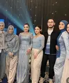 Ashanty baru saja meluncurkan skincare terbaru dengan mengadakan acara yang mengundang banyak artis menggunakan busana dress code baby blue. Misalnya Olla Ramlan mengenakan hijab biru gelap dipadukan long dress lengan panjang baby blue shimmer polos. [@amy_r_qanita]