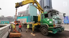 Pekerja mempersiapkan alat untuk melakukan uji beban statis dan dinamis Simpang Susun Semanggi, Jakarta, Kamis (13/7). Uji beban dilakukan guna menguji kelayakan Simpang Susun Semanggi sebelum diresmikan 17 Agustus mendatang. (Liputan6.com/Angga Yuniar)