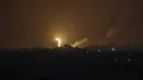 Api dan asap membubung selama serangan udara Israel di Rafah di Jalur Gaza selatan, Selasa (19/4/2022). (AFP/Said Khatib)