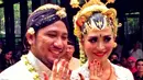 Momen bahagia ini dilaksanakan dengan mengusung adat Jawa, dengan balutan busana Jawa bernuansa putih, Kunto Aji dan Dewisya memperlihatkan cincin yang disematkan di jari mereka. (Dio Maulana Putra/Bintang.com)