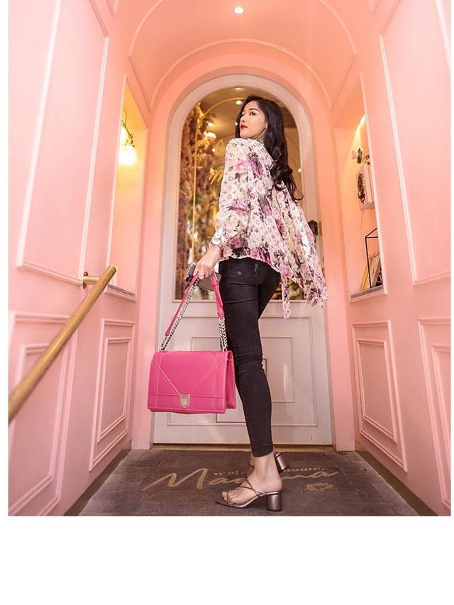 Jadi Sorotan, Ini 7 Gaya Pramugari Siwi Widi dengan Koleksi Tas Mewahnya