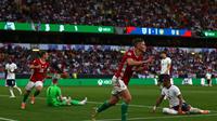 Gelandang Hungaria, Roland Salai (tengah), berselebrasi setelah mencetak gol ke gawang Timnas Inggris pada laga UEFA Nations League di Stadion Molineux, Wolverhampton, Rabu (15/6/2022). (AFP/Adrian Dennis)