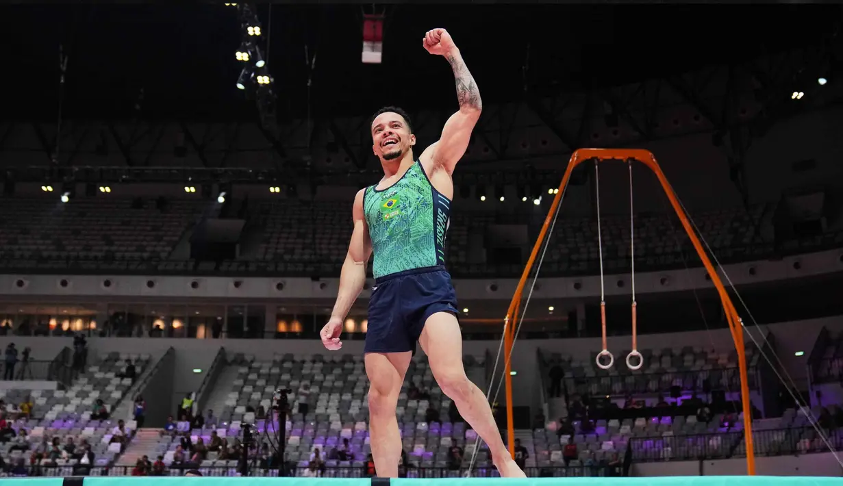Para atlet Indonesia siap memberikan yang terbaik meski harus bersaing dengan atlet berpengalaman level dunia. Tampak dalam foto, Tomas Rodrigues dari Brasil bereaksi setelah berkompetisi di lompatan kuda saat Kejuaraan Dunia Senam Artistik ke-53 di Jakarta, Minggu 19 Oktober 2025. (AP Photo/Dita Alangkara)