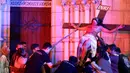 Drama ini mengikuti 14 stasi Jalan Salib, termasuk momen-momen ikonik. Tampak dalam foto, umat Katolik saat memperagakan drama visualisasi prosesi penyaliban Yesus saat peringatan Jumat Agung di Gereja Katedral, Jakarta, Jumat (3/4/2026). (Kapanlagi.com/Budy Santoso)