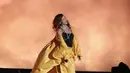 Rihanna mengenakan tent suit rancangan Issey Miyake untuk penampilannya di Rock in Rio tahun 2015.