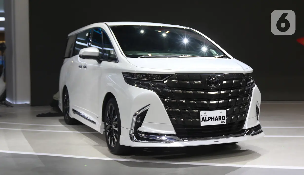 Selama GIIAS 2023 digelar, Toyota menampilkan lebih dari 40 unit kendaraan di atas booth seluas lebih dari 5.000 meter persegi. (Liputan6.com/Angga Yuniar)