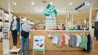 UNIQLO menghadirkan pendekatan berbeda melalui konsep LifeWear. Bukan sekadar pakaian yang nyaman dan stylish, tetapi juga dirancang untuk tahan lama dan relevan digunakan dalam jangka panjang. Filosofi ini menjadi salah satu cara untuk mengurangi konsumsi berlebih sekaligus menekan dampak lingkungan. (foto/dok: uniqlo)