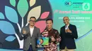 (Ki-Ka) Founder & CEO The Iconomics Bram S. Putro, Direktur Kepatuhan SDM dan Manajemen Risiko Askrindo Kun Wahyu Wardana dan Pemimpin The Iconomics Arif Hatta foto bersama usai penghargaan Indonesia CSR & TJSL Award 2022 di Jakarta. Askrindo meraih penghargaan Indonesia CSR & TJSL Award 2022 Kategori Insurance Sector Industry 2022. (Liputan6.com/HO/Askrindo)