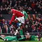 Pemain Manchester United, Marcus Rashford mencetak gol pertama timnya ke gawang Real Betis pada laga leg pertama Liga Europa 2022/2023 yang berlangsung di Old Trafford, Manchester, Jumat (10/03/2023) dini hari WIB. MU menang dengan skor 4-1. (AFP/Darren Staples)