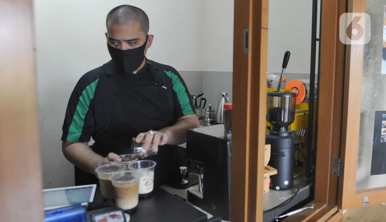 Ahmad Hilmy Almusawa meracik kopi di Mata Hati Koffie di Pamulang, Tangerang Selatan, Selasa (21/7/2020). Sejak pandemi corona ia tetap semangat berjuang mencari nafkah walau pendapatannya berkurang dari sebelum pandemi Rp 1 juta /hari kini Rp 200 hingga Rp 300 ribu/hari. (merdeka.com/Arie Basuki)