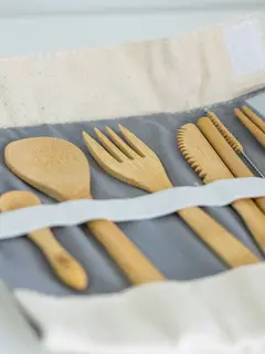 Alat makan yang berbahan bambu./copyright unsplash/Antonio Araujo