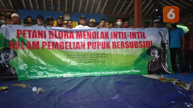 Para kelompok tani se-desa Plosorejo, Kecamatan Randublatung, Kabupaten Blora, menolak keras penjualan pupuk subsidi dengan 'intil-intil' pupuk nonsubsidi. (Liputan6.com/Ahmad Adirin)