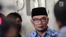 Walikota Bandung Ridwan Kamil memberikan keterangan usai pertemuan tertutup di DPP PDIP, Jakarta, Rabu (3/1). Lebih lanjut, Emil menyebut kedatangannya baru komunikasi tahap awal dan belum ada keputusan apa pun. (Liputan6.com/Faizal Fanani)
