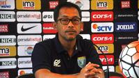 Pelatih Persela, Aji Santoso, mengakui timnya kalah kualitas dari Arema namun ia juga menyesalkan kinerja wasit. (Bola.com/Iwan Setiawan)