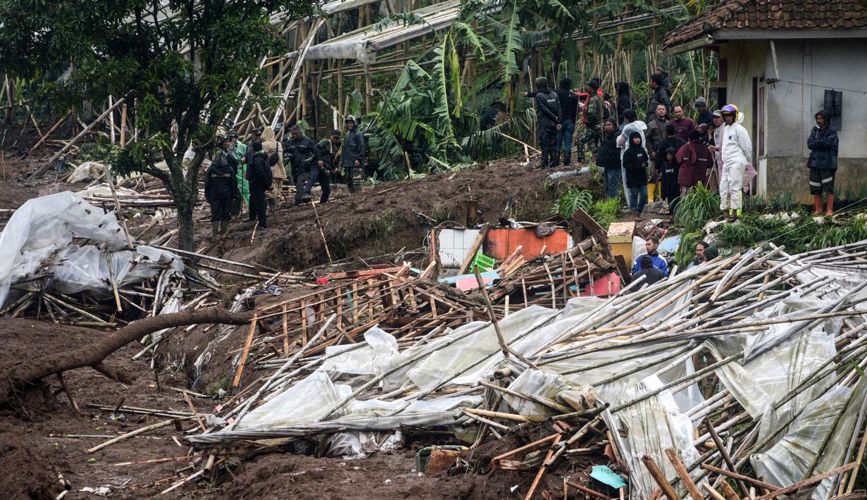 Selain fokus pada pencarian korban, BNPB juga terus memantau kondisi pengungsian warga terdampak longsor. Hingga saat ini, jumlah pengungsi yang berada di Kantor Desa Pasirlangu tercatat sebanyak 685 jiwa. Tampak dalam foto, tim penyelamat mencari korban yang tertimbun tanah longsor di Desa Pasirlangu, Cisarua, Kabupaten Bandung, Jawa Barat, pada 24 Januari 2026. (Timur Matahari/AFP)