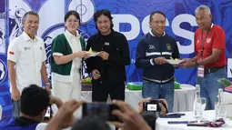Wakil Ketua Umum I PSSI, Zainuddin Amali (kanan kedua) menyerahkan potongan tumpeng untuk mantan pesepak bola, Hadi Ismanto sementara Wakil Ketua Umum II PSSI, Ratu Tisha (kiri kedua) menyerahkan potongan tumpeng untuk mantan pesepak bola, Evan Dimas dalam perayaan ulang tahun PSSI yang ke-69 di Stadion Gelora Delta, Sidoarjo, Jawa Timur, Minggu (19/04/2026). (Bola.com/M Iqbal Ichsan)