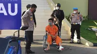 Pelaku pembunuhan wanita hamil terkubur di septic tank dihadirkan di Polda Riau. (Liputan6.com/M Syukur)