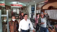 Rektor UNS Solo Jamal Wiwoho usai menjalani pemeriksaan yang dilakukan penyidik Kejati Jawa Tengah terkait kasus dugaan korupsi di Kejari Solo, Kamis (31/8).(Liputan6.com/Fajar Abrori)