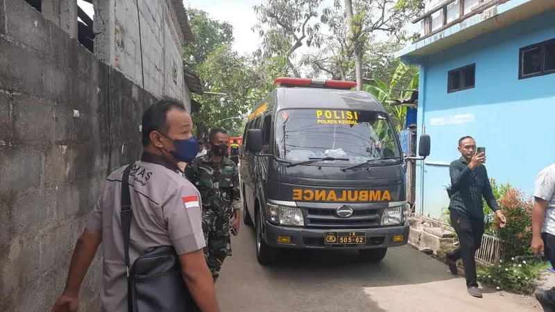 Polisi mulai melakukan olah TKP di lokasi meninggalnya Kopda Muslimin, otak upaya pembunuhan istrinya. (Foto: Liputan6.com/Felek Wahyu)