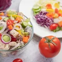 Salad sayur dan buah di atas piring putih dengan nutrisi yang tepat. (Foto dok : Freepik/jcomp).