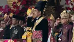 Presiden Indonesia Joko Widodo atau Jokowi (tengah) dalam balutan pakaian adat, memberi hormat saat upacara pengibaran bendera Merah Putih pada peringatan Hari Ulang Tahun (HUT) ke-78 Republik Indonsia (RI) di Istana Merdeka, Jakarta, Indonesia, Kamis (17/8/2023). (AP Photo/Achmad Ibrahim)