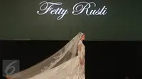 Model berjalan di atas catwalk membawakan busana Fetty Rusli dalam acara 'Infinite Wedding Moments' di kawasan Kuningan, Jakarta, Jumat (3/2). Peragaan tunggal  Fetty Rusli bertajuk Retromantic. (Liputan6.com/Herman Zakharia)