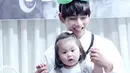 Tidak hanya ke cewek, V BTS juga bersikap manis pada anak kecil. (Foto: Koreaboo.com)