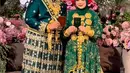 Baju pengantin hijau tersebut dibuat oleh Svarna By Ikat Indonesia. Sang mempelai wanita semakin mewah dengan aksesori kalung emas besar dan gelangnya. [@thepotomoto]