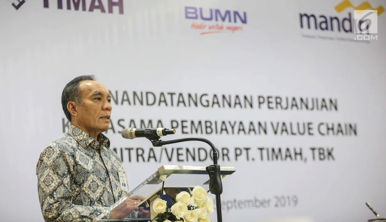 Direktur Retail Banking Bank Mandiri Donsuwan Simatupang memberikan sambutan sebelum penandatanganan perjanjian kerja sama di Jakarta, Rabu (4/9/2019). Pembiayaan Bank Mandiri kepada PT Timah menggunakan skema accepted invoice financing. (Liputan6.com/Faizal Fanani)