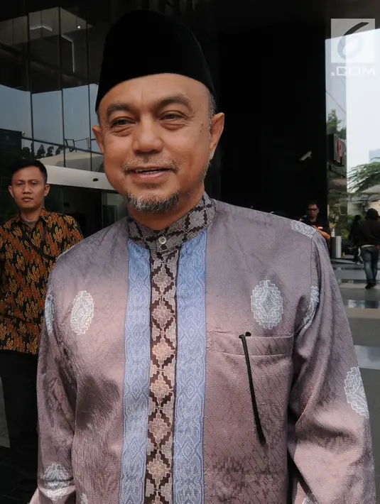 Mantan Wakil Ketua Banggar DPR Tamsil Linrung usai menjalani pemeriksaan di KPK, Jakarta, Rabu (4/7). Tamsil diperiksa sebagai saksi dua tersangka Irvanto Hendra Pambudi Cahyo dan mantan bos PT. Gunung Agung, Made Oka Masagung. (Merdeka.com/Dwi Narwoko)