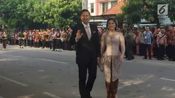Agus Yudhoyono dan istri Annisa Pohan tiba untuk menghadiri prosesi pernikahan putri Presiden Joko Widodo, Kahiyang Ayu-Bobby Nasution di Graha Saba, Surakarta, Rabu (8/11). (Liputan6.com/ Lizsa Egeham)