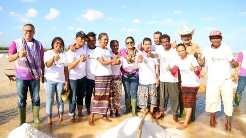 Menteri BUMN Rini Soemarno menyambangi pabrik garam di Desa Bipolo, Kupang, NTT, Selasa (14/8/2018).