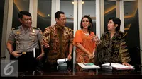 Kabareskrim dan Pansel KPK usai melakukan konferensi pers terkait rencana Pansel yang akan menggandeng Bareskrim untuk menelusuri rekam jejak Capim KPK yang lulus tahap III, Jakarta, Jumat (31/7/2015). (Liputan6.com/Yoppy Renato)