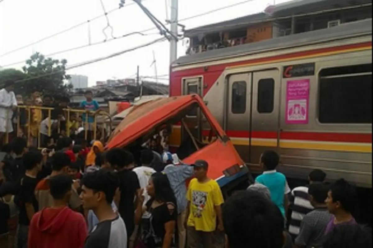 20151206-Kecelakaan Kereta-Metromini-Angke Tambora-Jakarta Barat