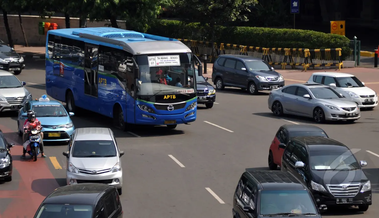 Mulai pekan depan APTB dilarang melintasi jalur Transjakarta, Jakarta, Kamis (7/5/2015). Hal tersebut dikarenakan tidak tercapainya kesepakatan besaran pembayaran tarif rupiah per kilometer  antara APTB dengan Transjakarta (Liputan6.com/Johan Tallo)