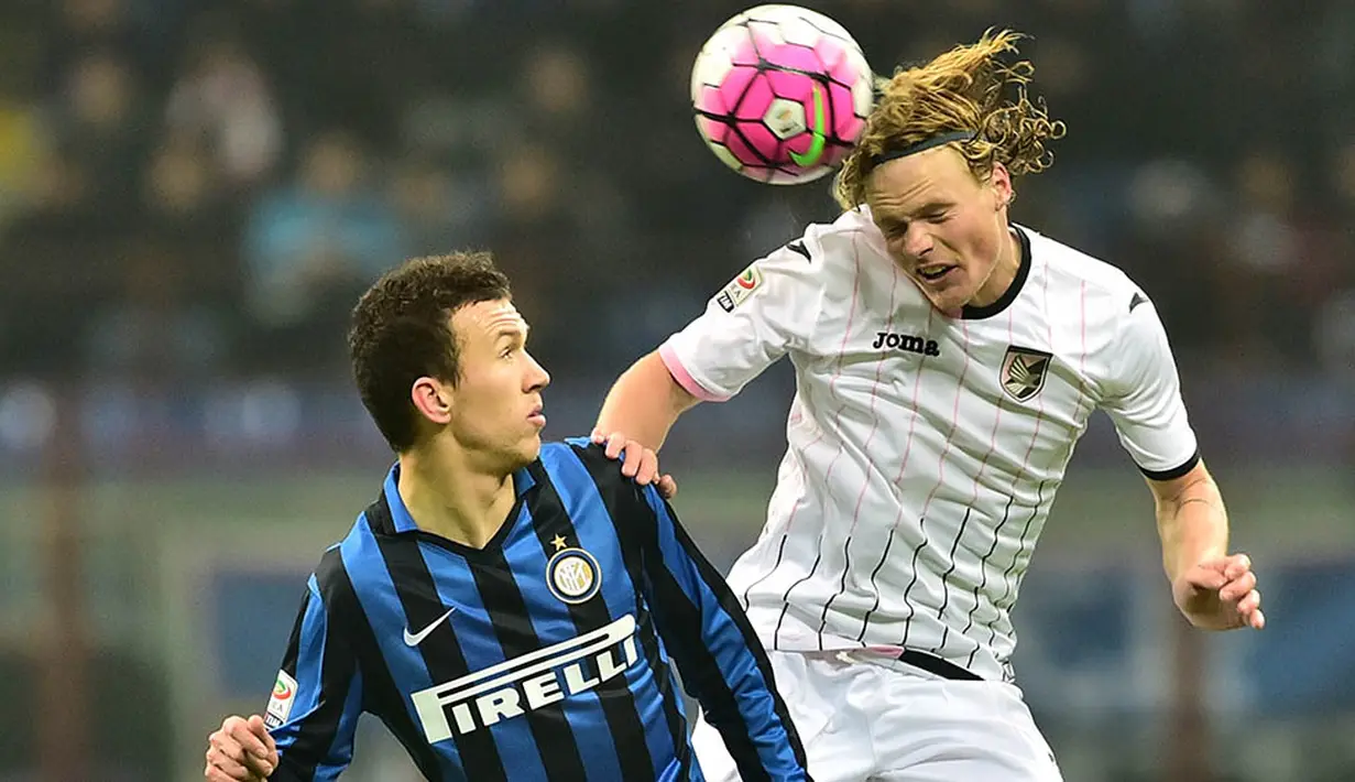 Duel udara antara penyerang Inter Milan, Ivan Perisic, dengan gelandang Palermo, Oscar Hiljemark. Gol dari Palermo dicetak Franco Vazquez pada menit ke-45. (AFP/Giuseppe Cacace)