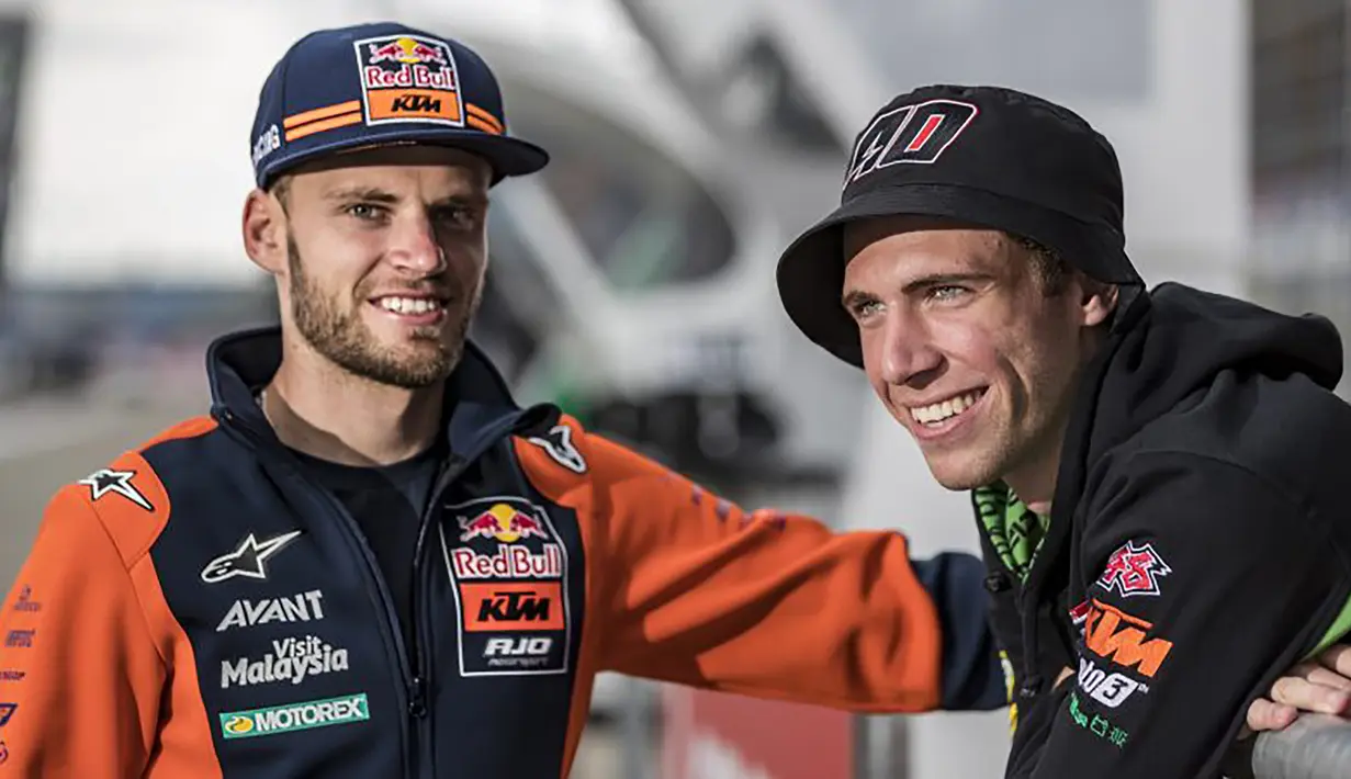 Brad dan Darryn Binder. Brad Binder, 26 tahun, berusia 2 tahun lebih tua dari Darryn Binder. Musim ini keduanya sama-sama berlaga di kelas MotoGP, dan menjadi musim debut bagi Darryn Binder. Bagi Brad Binder, musim ini adalah musim ketiganya mengaspal di kelas MotoGP. (motorcyclesports.net)