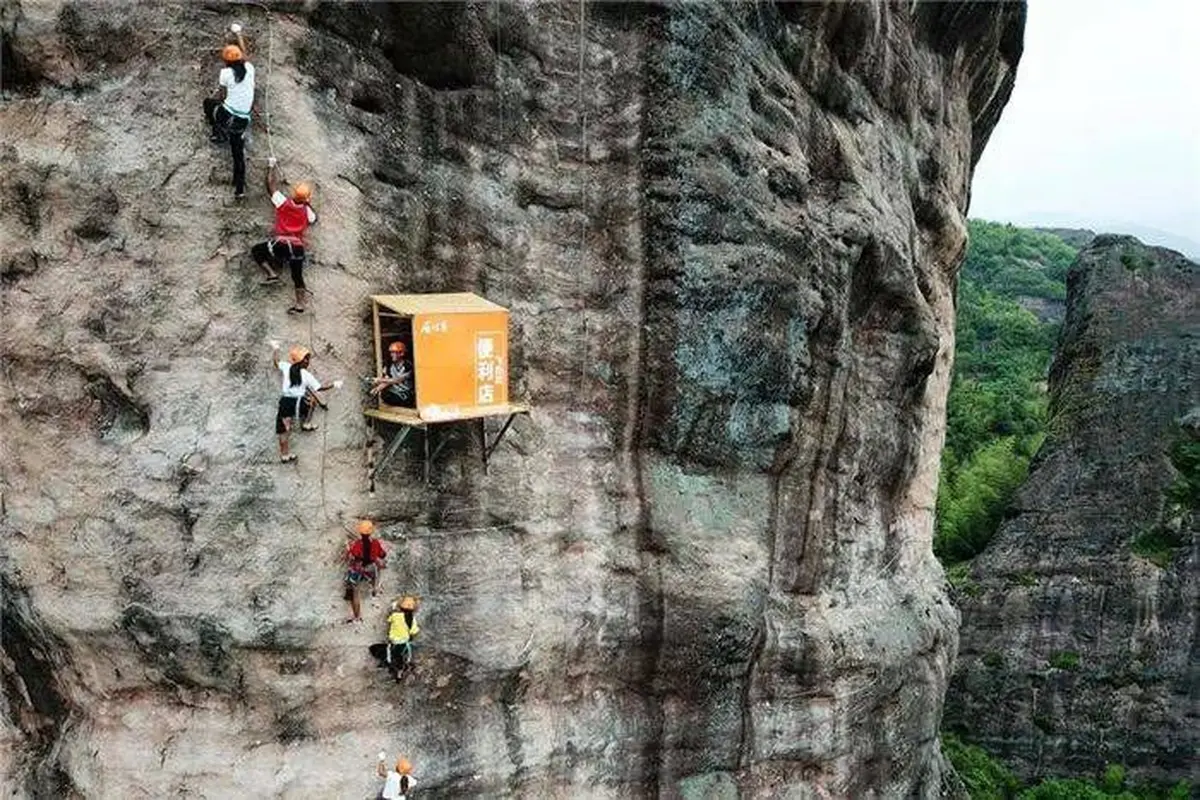 Viral Toko Serba Ada Terletak di Tebing Batu, Bikin Was-Was saat Membeli