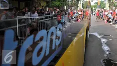 Warga mengantre naik Bus City Tour Jakarta di Jakarta, Sabtu (9/7). Masyarakat Jakarta memanfaatkan libur Lebaran dengan menumpang bus gratis untuk mengunjungi ikon Ibu kota seperti Patung Selamat Datang, Mesjid Istiqlal.  (Liputan6.com/Johan Tallo)