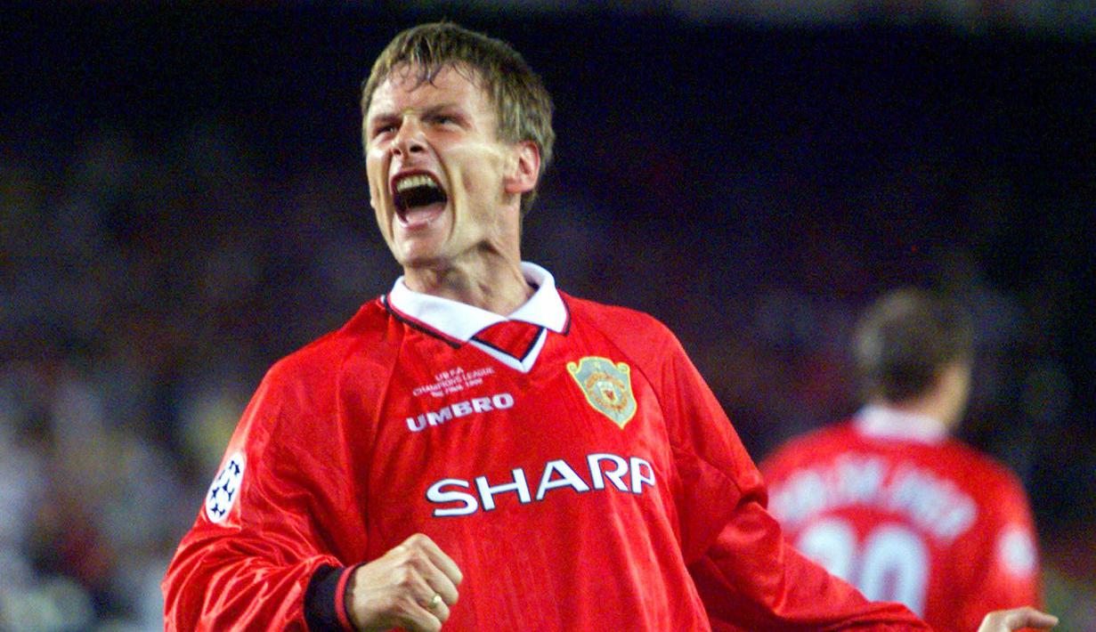 6. Teddy Sheringham (Tottenham Hotspur) - Pria asal Inggris ini merupakan top skor di musim perdana era Premier League yakni musim 1992/1993. Sheringham sukses mencetak 22 gol pada musim tersebut. (AP/Camay Sungu, File)