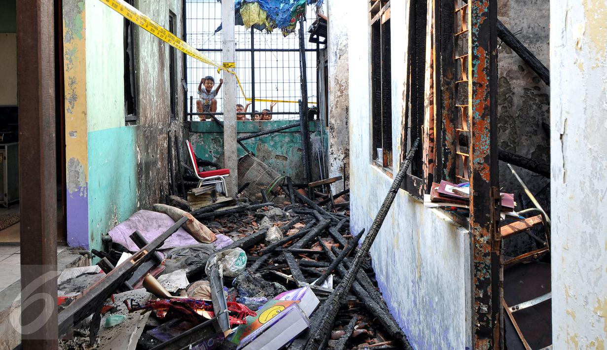Puing pasca-kebakaran di kantor Komnas Perlindungan Anak dikawasan Pasar Rebo, Jakarta, 28 Juni 2015. Kebakaran membakar ruangan penyimpanan arsip dokumen kasus Angeline dan dokumen kasus anak sejak 2010, Senin (29/6/2015). (Liputan6.com/Yoppy Renato)