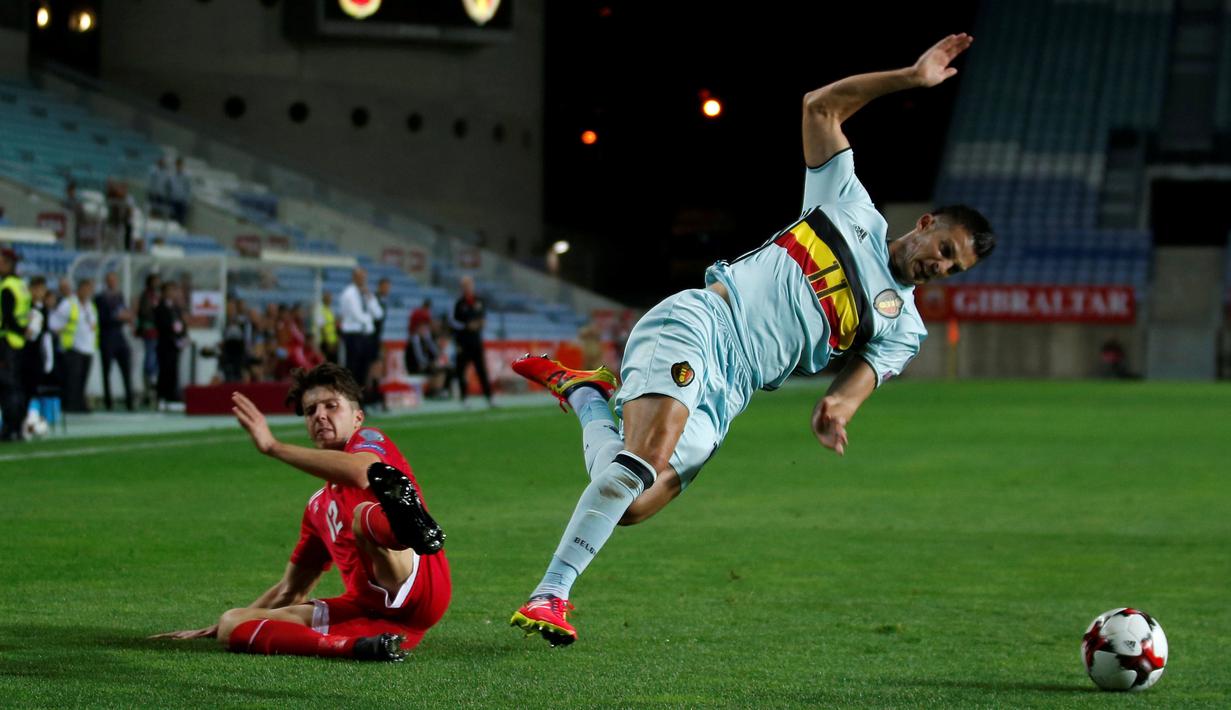Pemain Gibraltar, Jayce Mascarenhas-Olivero (kiri), melanggar pemain Belgia, Kevin Mirallas, dalam laga lanjutan Grup C Kualifikasi Piala Dunia 2018 zona Eropa di Faro Municipal Stadium, Faro, Gibraltar, Selasa (11/10/2016). (Reuters/Rafael Marchante)