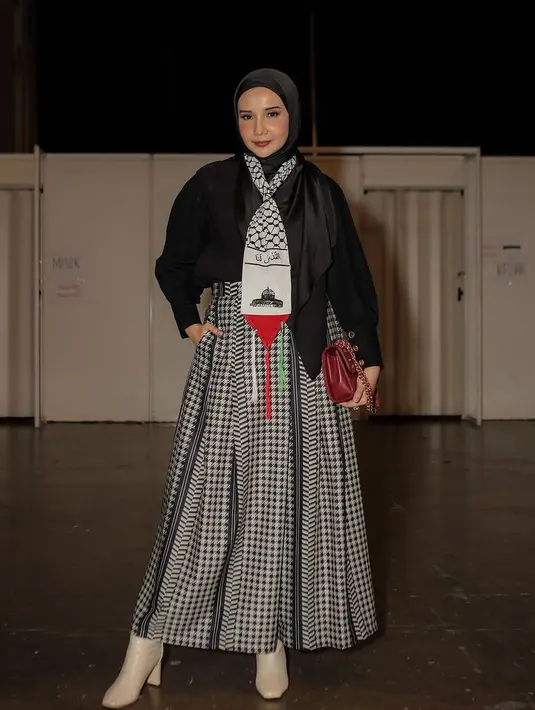 Kakak dari Shireen Sungkar ini mengenakan atasan lengan panjang hitam yang serasi dengan kerudung yang ia kenakan. [@zaskiasungkar15]