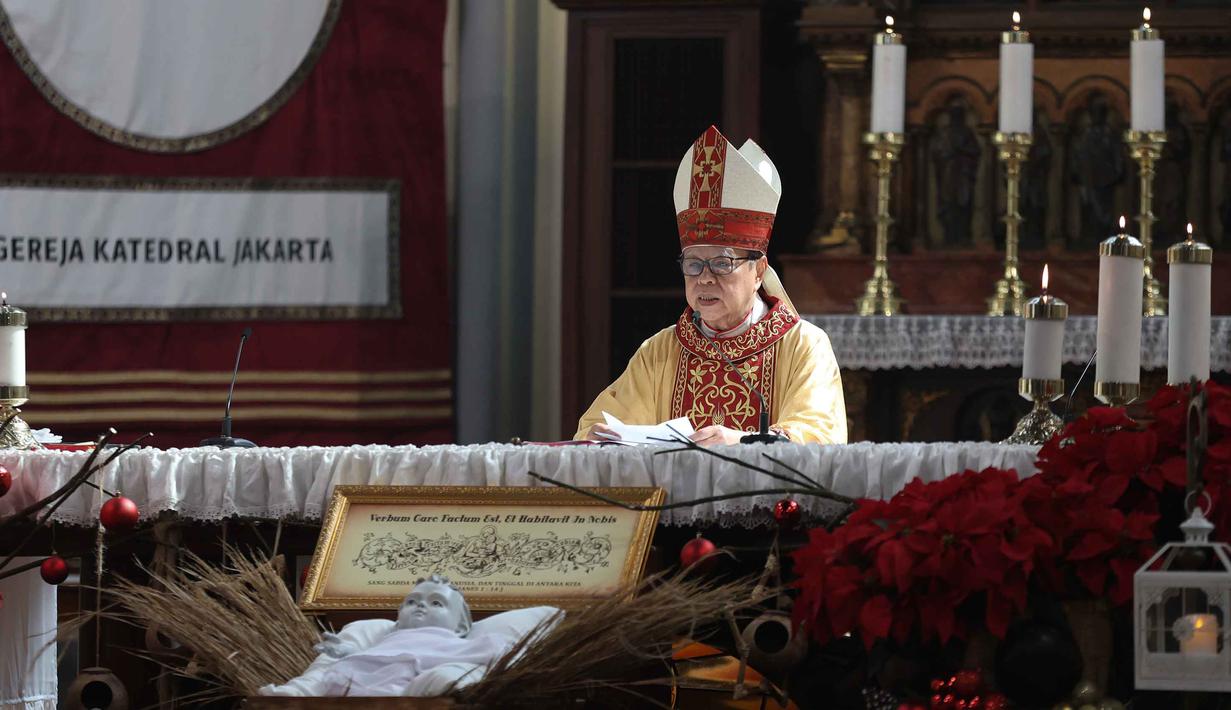 Di sisi lain, sebanyak 94 personel dari kepolisian dikerahkan untuk memastikan semua rangkaian misa berjalan lancar, baik di dalam maupun di sekitar Gereja Katedral, Jakarta. Tampak dalam foto, Kardinal Ignatius Suharyo saat memimpin Misa Pontifikal Natal di Gereja Katedral Jakarta, Kamis (25/12/2025). (Kapanlagi.com/Budy Santoso)