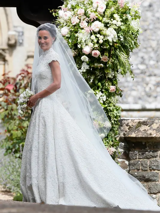 Pippa Middleton setibanya di lokasi pernikahannya di sebuah gereja kecil di Inggris, Sabtu (20/5). Adik ipar Pangeran William itu tampil anggun dalam balutan gaun pengantin klasik  rancangan Giles Deacon. (AP Photo/Kirsty Wigglesworth, Pool)