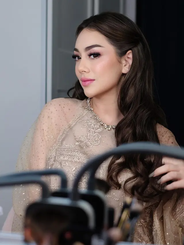 Celine Evangelista dengan makeup flawless (Instagram/celine_evangelista)